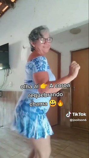 Coroa Gostosa rebolando sem calcinha. #COROAFOGOSA #REBOLANDO ‪@funkbrasil4207‬