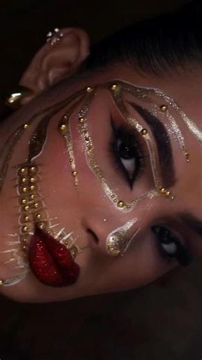 895K views · 59K reactions | Maquíllate fácil  Calavera Glam dorada  #makeup #hallowenmakeup #makeuptutorial #maquillaje #makeupideas #makeupvideo | Úle | Facebook