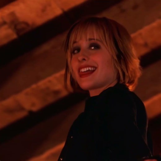 Clark kent catches Chloe🫡☺️ #clarkkent #smallville #edit #shorts #viral