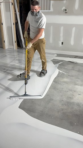 🔹 Applying the first coat of MVB Primer for the Metallic Floor system! 🔥✨ #EpoxyFloor #MetallicEpoxy #FloorCoating #EpoxyPrimer #GarageMakeover #FlooringExperts #VVEpoxySolutions | V&V Epoxy Solution