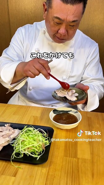 レシピはこちらから🍳 ーーーーーーーーーーー 【材料】 ■豚肉の梅肉あんかけ（1人分） ⭐️ 豚ローススライス 100g ⭐️ 塩・酒 少々 ⭐️ 大葉 2枚 ⭐️ みょうが 1ヶ ⭐️ レタス 1〜2枚 〈あん〉 ⭐️ 梅肉（チューブ） 小さじ2 ⭐️ だし汁（和風） 150cc ⭐️ 醤油 小さじ2〜3 ⭐️ みりん 小さじ2 ⭐️ 片栗粉 約大さじ1 【作り方】 ① 大葉・みょうが・レタスを千切りにしておく ② 鍋で湯を沸かし、塩・酒を入れて豚ロースを茹でたら、氷水にとって水気を切る ③ 鍋にあんの調味料をすべて入れて火にかけ、とろみをつける ④ ②の豚肉と①の野菜を器に盛り、③の梅肉あんをかける さっぱりだけどコクがある！夏にぴったりの冷しゃぶ風あんかけ。 調理師学校で先生を28年しています👨‍🍳 おうちで作れるおいしいレシピをたくさん紹介しています！ #梅肉レシピ #冷しゃぶ #あんかけ #簡単ごはん #夏レシピ