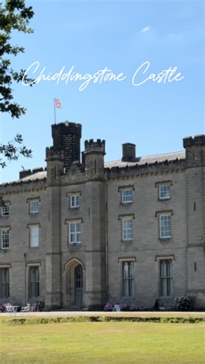 wander in the wells on Instagram: "ad • step inside the history of Chiddingstone Castle 🏰 originally transformed by collector Denis Bower to house his incredible treasures, the castle is now home to fascinating collections from around the world: 🇯🇵 a Japanese collection of art & antiques 🇪🇬 ancient Egyptian objects (including a real mummy upstairs!) 📚 over 3,000 historic books 👑 the Stewart & Jacobite collection, including family portraits in the beautiful White Rose Room the castle is al