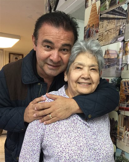 🖤 Hoy el corazón de Mario Castañeda, la voz de Gokú 😢, está con su familia tras la pérdida de su madre, María de Jesús Partida 🕊️ 📲 "Mi mami se ha adelantado en el camino y quisiera quedarme, pero si lo hiciera no estaría aquí como debo estar" 💬 El actor canceló su participación en la Comic Con Ecuador 2025 ❌ para acompañar a su familia 👇 #FuerzaMario #VozDeGoku #DragonBallZ #DoblajeLatino #DescanseEnPa | sdpnoticias