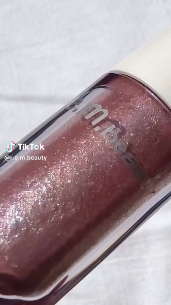 fembot is a complete eye look with the right amount of glitter and an iridescent blue flip ♡👾💙