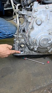 Tapón de medir aceite Transmisión CVT Nissan Rogué 2016 #tallerrubi2 #tallerrubi #motores #Nissan #taller #motor #mechanic #mecanica #tallermecanico #mantenimiento | Taller Rubí 2