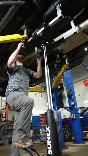 Take the load off with the SUNEX Tools 1000 lb Telescopic Transmission Jack