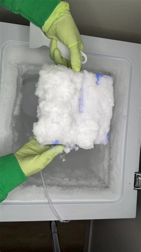 I AM BACK!!!!😩😩😭😭🙏🏽🙏🏽🙏🏽💕💕💕💕❄️❄️❄️❄️ with some frozen rectangles!! The third one didn’t disappoint lollllll🤣🤣🤣 #soundon #oddlysatisfying #crunch #cold #asmr