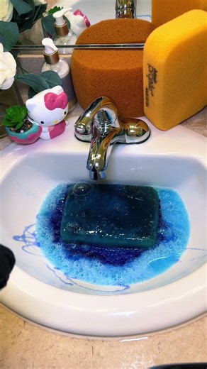 Cleaning with Palmolive OXY and Green Epoxy Sponge