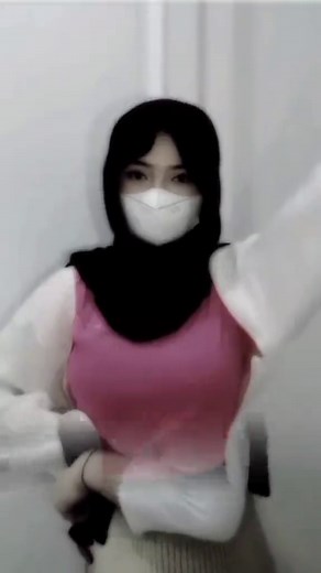 Senggol Dong: Menarik Perhatian di Queen Mask