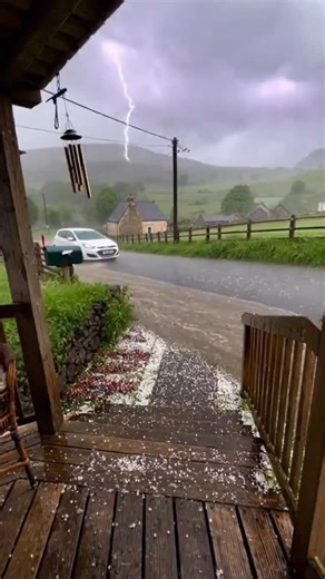 @inaturesgram | Oh my God… heavy rainstorms turning the whole moment intense and beautiful 🌧️⚡✨ | Instagram