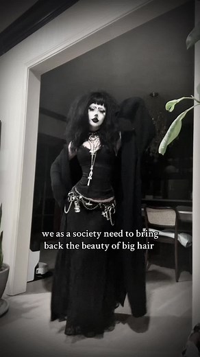 Embrace 70s and 80s Gothic Fashion Trends