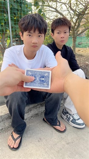 The secret of playing cards disappearing from the fingertips#魔术教学 #magicteaching #magic