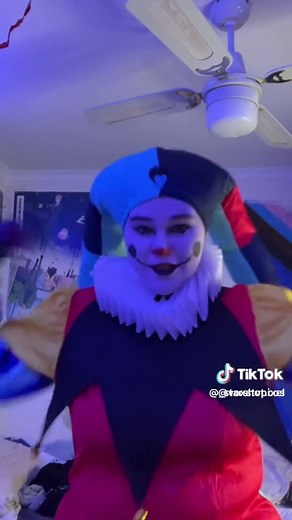 Look at this! Thankyou to @🚀Soph🐍 for being the amazing fizz :D #blitzo #fizzarolli #helluvaboss #cosplaycollab #blitzocosplay #fizzarollicosplay #foryoupage #fyp #fy #fu #starshotcos