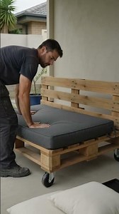 Reclaimed Pallet Daybed Build for a Covered Patio #diy #woodworking #wood