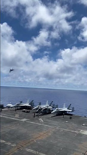 Epic #Supersonic #FlyBy from the USS Eisenhower #AircraftCarrier! ✈️ #SonicBoom 💥