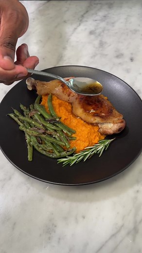 Today I’m using the Breville Joule Turbo Sous Vide from @crateandbarrel to cook my chicken. The Joule Turbo cooks quickly while locking in flavors and juices for perfectly cooked food, every time. #sponsored #CrateKitchen