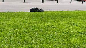 Автономная газонокосилка для стрижки травы в: стоковое видео (без лицензионных платежей), 3953946699 | Shutterstock