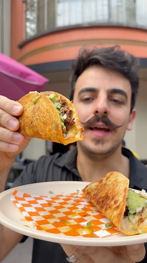 66K views · 3.4K reactions | Reviews do Mustache 638 - A famosa quesadilla diretamente do @donjuan_clasicoscondesa na Cidade do México Assumi a cozinha pra trazer os bastidores de mais um review raiz pra vocês, gurizada. Tacale pau nas salsas e bora amassar. Porque larica boa e barata consegue ser ainda melhor 掠 #quesadilla #comidamexicana #cidadedomexico #reviewsdomustache | Reviews do Mustache | Facebook