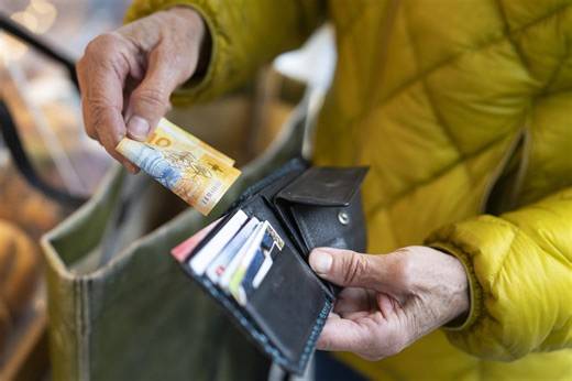 L'argent liquide est de moins en moins accepté dans les établissements suisses, selon la BNS | RTS