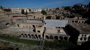 Herculaneum: Wenn KI beim Entschlüsseln von Papyrus-Rollen hilft