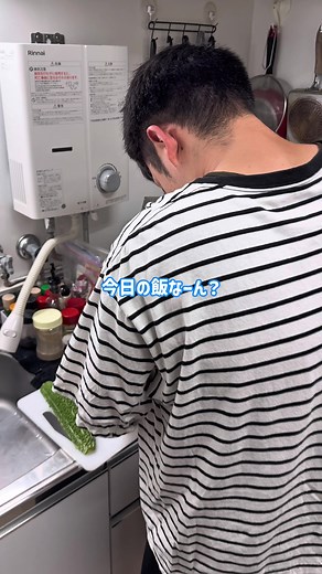 沖縄行きたい🌺 #ゴーヤ #ゴーヤーチャンプルー #料理 #男飯 #おうちごはん ゴーヤーチャンプルー ゴーヤ 1本 島豆腐(木綿) 1丁 豚バラ小間切れ 200g 卵 ３個 サラダ油 大匙1.5杯 鰹節 1にぎり 醤油 大匙1 料理酒 大匙1 塩胡椒 適量 味の素 5振り 顆粒だしの素 1つまみ 砂糖 小匙1 1.豆腐は軽く水を切っておく。 ゴーヤは薄くスライスして、塩ひとつまみと砂糖小匙1をまぶしつけて、下味をつけておく。(ゴーヤから出る水分は拭き取る) 豚バラは1口サイズにカットしておく。 卵は粗くとく。 2.フライパンに油を注いで、豆腐を炒める。しっかり目に焼く。豆腐がいい感じになったら豚バラを入れ、ここで軽く塩胡椒する。 肉に7割火が通ってきたら ゴーヤを入れ炒める。ずっと中火から強火で。 ゴーヤに火が通ってきたら卵を流し入れて粗く混ぜる。 酒、醤油、出汁のもと、味の素、鰹節を入れて強火で30秒ほど混ぜたら完成。 コメント ゴーヤは油通し、塩揉み、下茹で等をしたら食べやすいとは思いますが、苦味が好きならそのままでいいと思います。 卵を入れたらこまめに混ぜず粗く混ぜて玉子がゴ