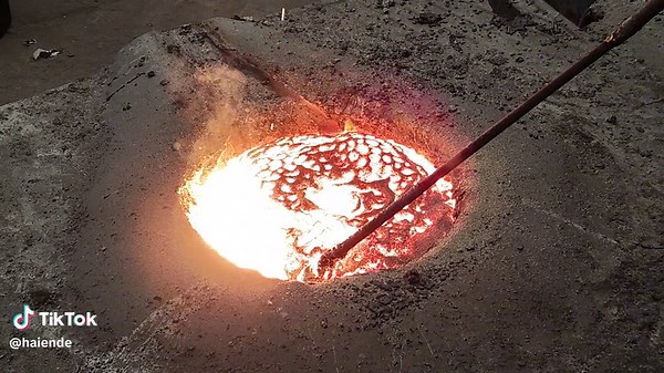 During the production of steel castings, slag removal is an important step in the metal melting process. Only by multiple slag accumulation and removal can relatively pure molten steel be obtained.