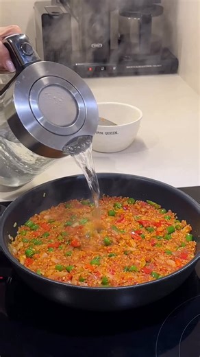 Cihan Avcı Cecan | Sevgi dilim pişirmek..Seni seviyorsam seni mutlaka doyururum😍 Islak bulgur pilavı: -1 büyük bardak pilavlık bulgur -2 dolu yemek kaşığı... | Instagram