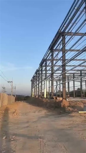 On-site shot of the steel structure workshop construction site! From steel frame erection to main structure forming, the daily life of infrastructure workers is dealing with steel every day 🏗️ #SteelStructureConstruction #ConstructionSiteShot #IndustrialInfrastructure #SteelFrameErection #ConstructionSite