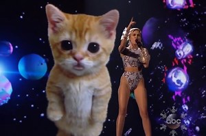 American Music Awards 2013: See Miley Cyrus’ Space Cat, Lady Gaga and R. Kelly’s JFK Tribute, More
