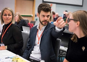 Rødt beholder «kommunisme»