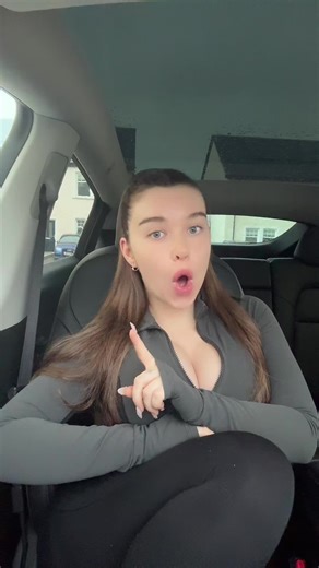 daisy (@daisydrewvlogging)’s video of how to flick a bottle open