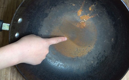 生锈的铁锅不要扔，教你简单快速处理方法，不生锈不粘锅，很实用