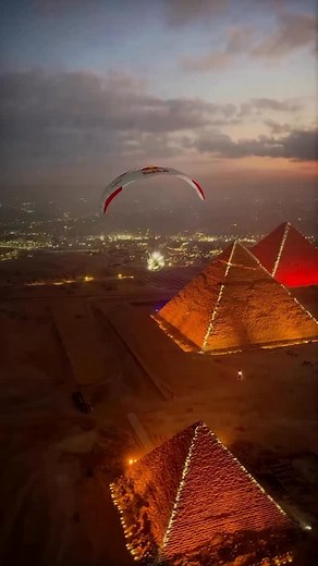 Flying Above the Pyramids 🌅 The golden light touches the ancient stones as the sun sets behind the Great Pyramids — a view that feels timeless, peaceful, and unreal. Flying above this wonder at sunset is an experience that stays with you forever. Follow us for more about Egypt 🇪🇬 🎥: @tomdedorlodot #pyramidsofgiza #giza #sunsetinegypt #hotairballoon #egypt #egypte #egipto #egito | SkyScape Hot Air Balloon Luxor