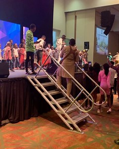 #throwback to Eko hotel end of year party. I think say I sabi dance before ooo Abeg watch #akpororoliveonstageogharajanuary31st #myyearofuncommonfavour | The real Akpororo