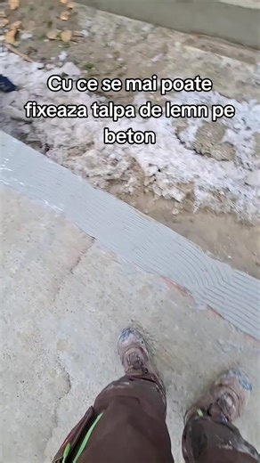 Talpa de lemn se fixează pe beton cu șuruburi speciale pentru beton și lemn, ca alternativă la ancorele clasice. Prinderile se montează în zig-zag, la 60–70 cm. Găurile se pregătesc înainte de montaj. Se aplică mortar hidroizolant și membrană bituminoasă pentru separarea lemnului de beton. Alinierea se face la laser pentru montaj corect. #edutok #education #construction #fyp