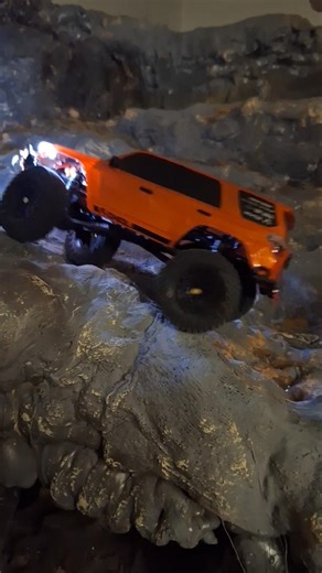 🪨 Why 4runner's are so expensive 🤑Not this one🥰 #axial #scx24 #4runner #rccrawler #modified #course