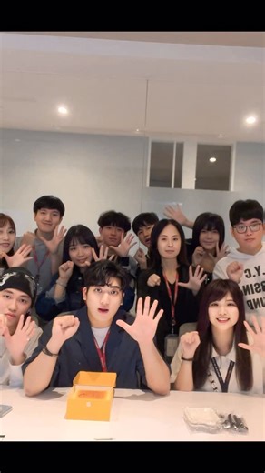 🧚‍♀️Nina 🌸 Nina🧚‍♂️ on Instagram: "《英業達拍攝幕後花絮》 過去在半導體產業服務了十年左右，後來因緣際會轉行成為藝人/網紅的經紀人 沒想到這次有這個再和科技大廠合作的緣分💗 這次專案合作的科技大廠是全球知名的代工與系統整合服務企業， 台灣一線 ODM 大廠- 英業達 @inventec_tw ⭐️ 客戶提倡的 #雇主品牌精神- 「We Are Inventors」+ 「We Make Dreams Happen」令人印象深刻： 激發每位工程師的最大價值，敢夢敢做 讓夢想不只是夢想，更致力讓它化為改變世界的產品！ 歌曲的部分是希望創作出活潑有記憶點，讓大家能夠琅琅上口的企業品牌歌🎵 跟思維相近的科技團隊合作倍感親切， 溝通起來也特別順暢（可能骨子裡同時還流著科技人的血液😆) 尤其是Inventors的夥伴們大都很年輕，活力滿滿👍，拍攝時大家都玩的很開心🌞 這次和 @louis._.0308 小路特別出動兩次分別前往英業達50週年的family day和士林總部做拍攝， 就是希望能拍出完美的企業人才招募形象影片📹 在盛大的50週年fami