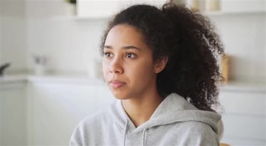 The first 24 hours after wisdom tooth extraction are crucial for healing. Following the right steps can help prevent pain and complications like dry socket. Simple aftercare tips: ✔️ Bite gently on gauze to stop bleeding ✔️ Rest for the day ✔️ Avoid smoking, straws, and rinsing for the first 24 hours ✔️ Stick to soft foods ✔️ Keep the area clean and follow your dentist’s instructions These steps help protect the blood clot and support smooth healing. 🚨 Have questions or concerns? If something d