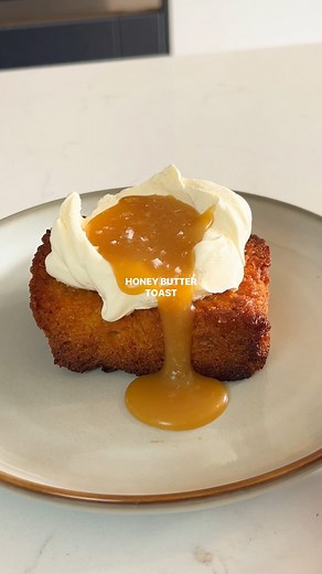 HONEY BUTTER TOAST When I saw this honey butter toast I knew I needed to remake it. Topped with vanilla whipped cream and caramel this is truly a dreamy recipe. FULL credit to @thechefmine for this, go and check hers out if you haven’t seen it already, it’s so good! Ingredients 2 thick slices of brioche 3 tbsp butter 1 tbsp honey 1/8 cup soft light brown sugar 1 pinch salt Caramel: 2 tbsp soft light brown sugar 2 tbsp double cream 1 tbsp butter Cream 100ml double cream 1 tbsp powdered sugar 1/2 