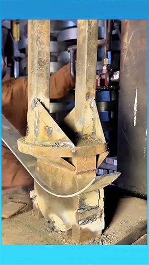 Bending flat iron bars precisely for construction shapes #metalwork #shorts