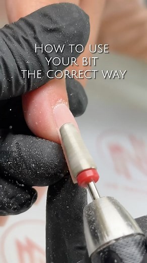 𝐇𝐨𝐰 𝐭𝐨 𝐮𝐬𝐞 : 𝐲𝐨𝐮𝐫 𝐧𝐚𝐢𝐥 𝐛𝐢𝐭 𝐭𝐡𝐞 𝐜𝐨𝐫𝐫𝐞𝐜𝐭 𝐰𝐚𝐲 ❌ Don’t leave your bit too long on the nail. ✅ Lift your bit every time you come a cross. ✅ Always keeping your bit parallel to the nail and the bit always follow the curve of the nail ✨ technic by : @nailsbynancyb ✨ #begginernailtech #nails #nail #nailtech #explore #nailsofinstagram #nailhacks #nailtipsandtricks #nailtechlife #drillbit #explorepage #explore #fyp | NB Nail World