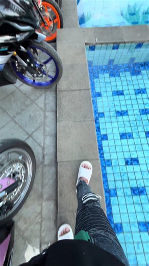 Pemandangan Indah Pagi Hari dengan R15 dan Kolam