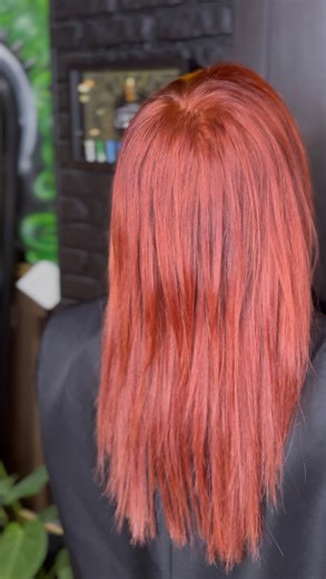 Les extensions, c’est pas juste “rajouter des mèches”. C’est une pose. Point par point. À La Loge avec M.ax_hair_Studio, on bosse le truc que personne ne voit… mais que tout le monde ressent : ✅ placement millimétré ✅ répartition équilibrée ✅ zéro tension inutile ✅ finitions qui fondent dans tes cheveux Résultat : longueur / densité / naturel, et surtout … tu peux vivre ta vie (attacher, bouger, coiffé-décoiffé) sans l’effet barre. Et pour les pros : on ouvre aussi les formations pose d’extensio