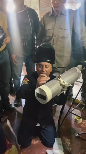 Pedro Mestre da solda ! on Instagram: "Na soldagem, tudo começa na raiz. É no primeiro contato entre os metais que a qualidade da junta é definida. Sem penetração adequada, não existe resistência, não existe segurança e muito menos aprovação em inspeção. Independente da posição — 1G, 2G, 3G, 4G ou fora de posição — a raiz precisa fundir os dois metais por completo, garantindo união real, não só aparência bonita por fora. Raiz mal feita é problema escondido. Raiz bem penetrada é solda confiável,