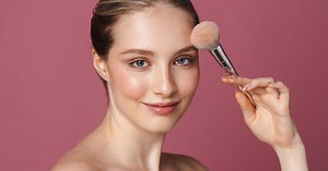 Peau claire, halée : comment bien choisir sa poudre bronzante et son blush selon sa carnation ?