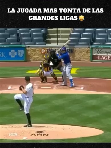 Una de las jugadas más insólitas y cómicas que se ha visto en el béisbol | 📹 beisbol.zone Ocurrió en el 2021 en el PNC Park de Pittsburgh con dos outs en la parte alta del tercer inning, Javier Báez de los Chicago Cubs conectó un rodado sencillo hacia tercera base. Todo parecía una jugada rutinaria hasta que no lo fue. El antesalista lanzó a primera, pero el tiro obligó al inicialista Will Craig a adelantarse. Y ahí empezó el caos. En lugar de tocarlo, Craig persiguió a Báez de regreso hacia el
