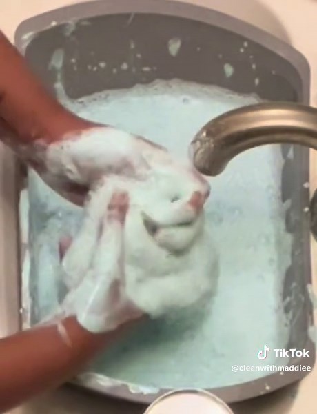 🩵🧼🫧#cleaingpaste #cleanproducts #cleanmotivation #sponge #cleanmotivation #spongesqueezing #cleaningtiktok #fyp #cleantok #rinsecleanisrealclean