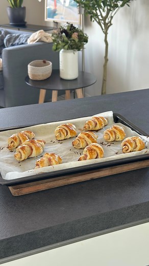 Feuilletés au jambon Une recette express et sans prise de tête pour l’apéro ! Ingrédients : 1 pâte feuilleté, fromage frais ail et fines herbes, jambon. Préparation : 1. Sur une pâte feuilletée, étaler du fromage frais et des tranches de jambon. 2. Découper la pâte en triangles. 3. Rouler, badigeonner d’un mélange jaune d’oeuf et lait. 4. Cuire 15 min à 200°. #feuilletés #recetteexpress #apero #ideerecette #picnique #jambon | Les idées de lélé