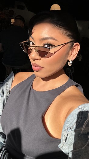 Ashley Marie ✪ | HMUA on Instagram: "A quick GRWM to meet my work wife @lizmaldonadohair at the @theburrowcafeandplay coffee shop ☕️💅🏽 I always get compliments on this hair style and wanted to show yall how to do it. My hair is more on the wavy side but I can manipulate it to be straight or curly. Hope this info helps for those who want to try out this hair style on themselves. Makeup Products used in video ✨ @toofaced born this way concealer - Vanilla @juviasplace liquid bronzer -cinnamon @hu