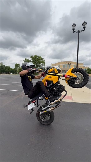 GROM STUNTS 🤟🏽®️ #rosriding #gromlife #gromstunts #stunting #bikelife #superbike #wheelie